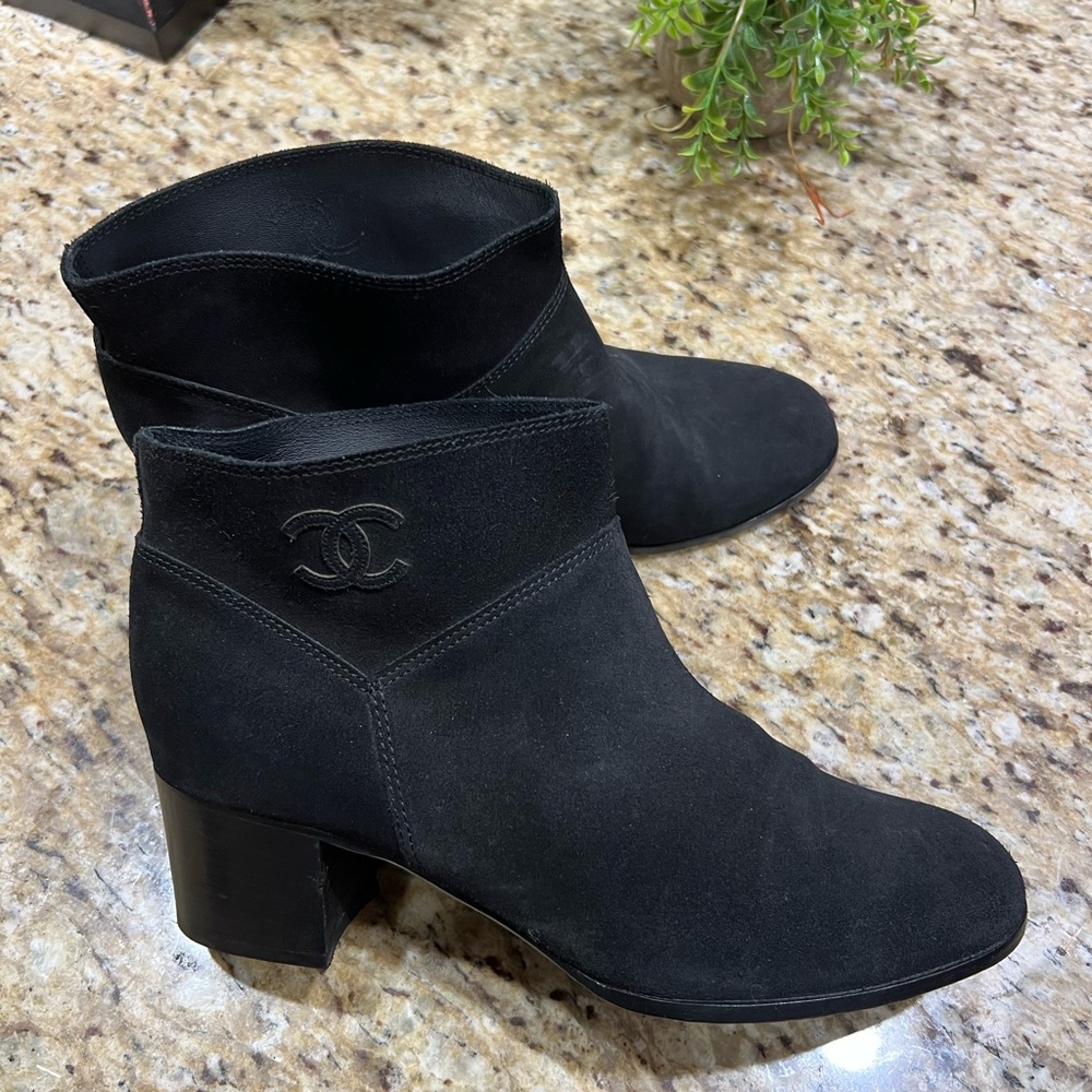 CHANEL Vtg Black Suede Interlocking CC Logo Ankle Boots 40